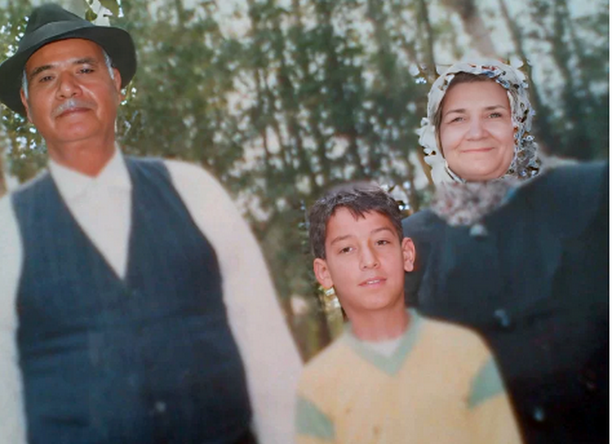 پدر و مادر بهرام افشاری