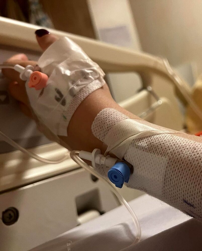 عکسی از مجری زن تلویزیون بر روی تخت بیمارستان