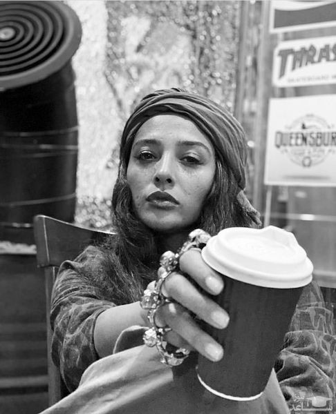 ژست خاص آناهیتا درگاهی در کافه