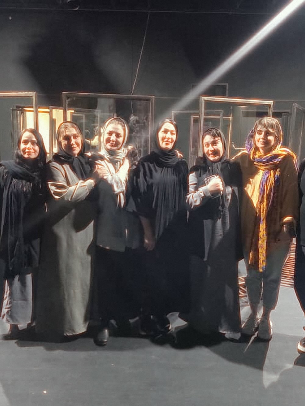 تصویری از پشت صحنه نمایش رویا میرعلمی