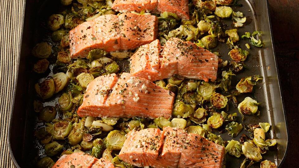 سالمون کبابی با جوانه های کلم بروکسل