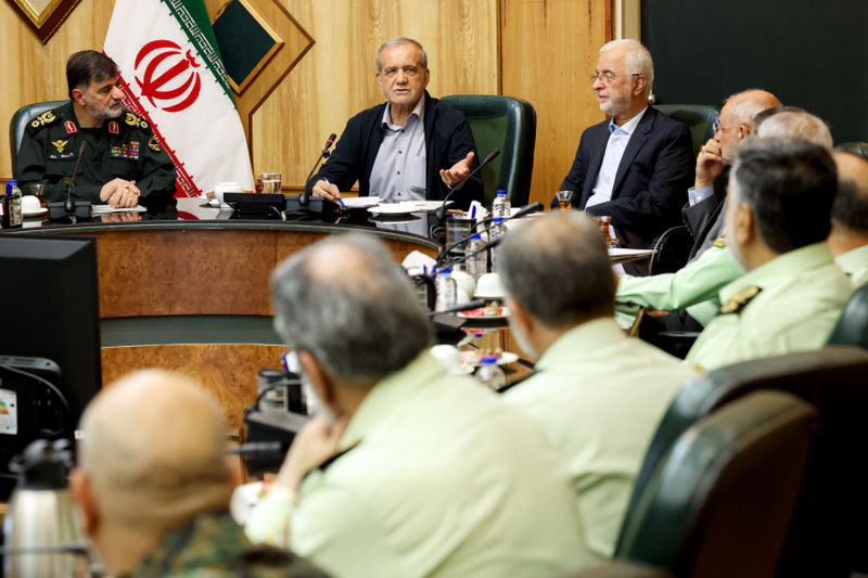 دیدار دکتر مسعود پزشکیان با فرماندهان فراجا و بازدید از ستاد فرماندهی انتظامی در سه شنبه 15 مهر 1404