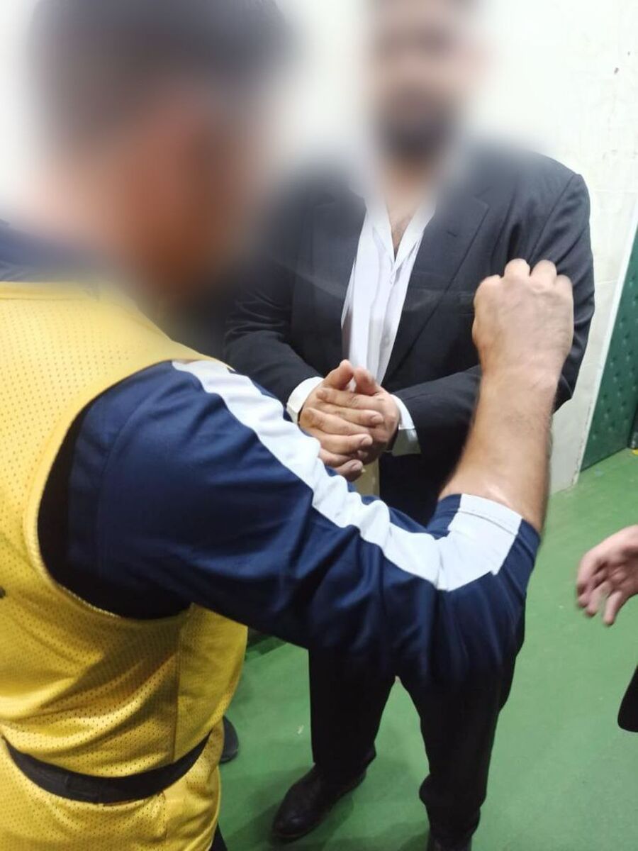 لحظه دستبند زدن به ضارب افشین پیروانی +عکس