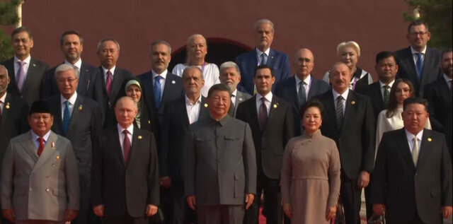 عکسی از پزشکیان و دخترش زهرا در مراسم رژه نیروهای مسلح چین