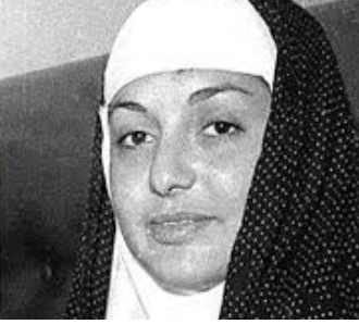 تصویر گوگوش با چادر در حرم زیارتی