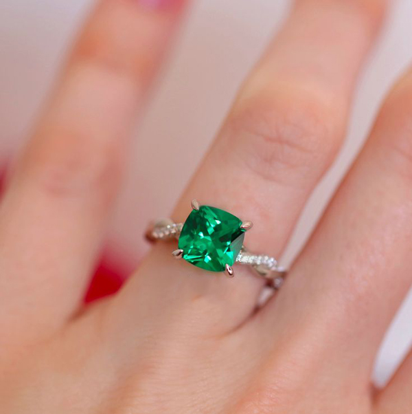 womens-green-gem-ring-model-8