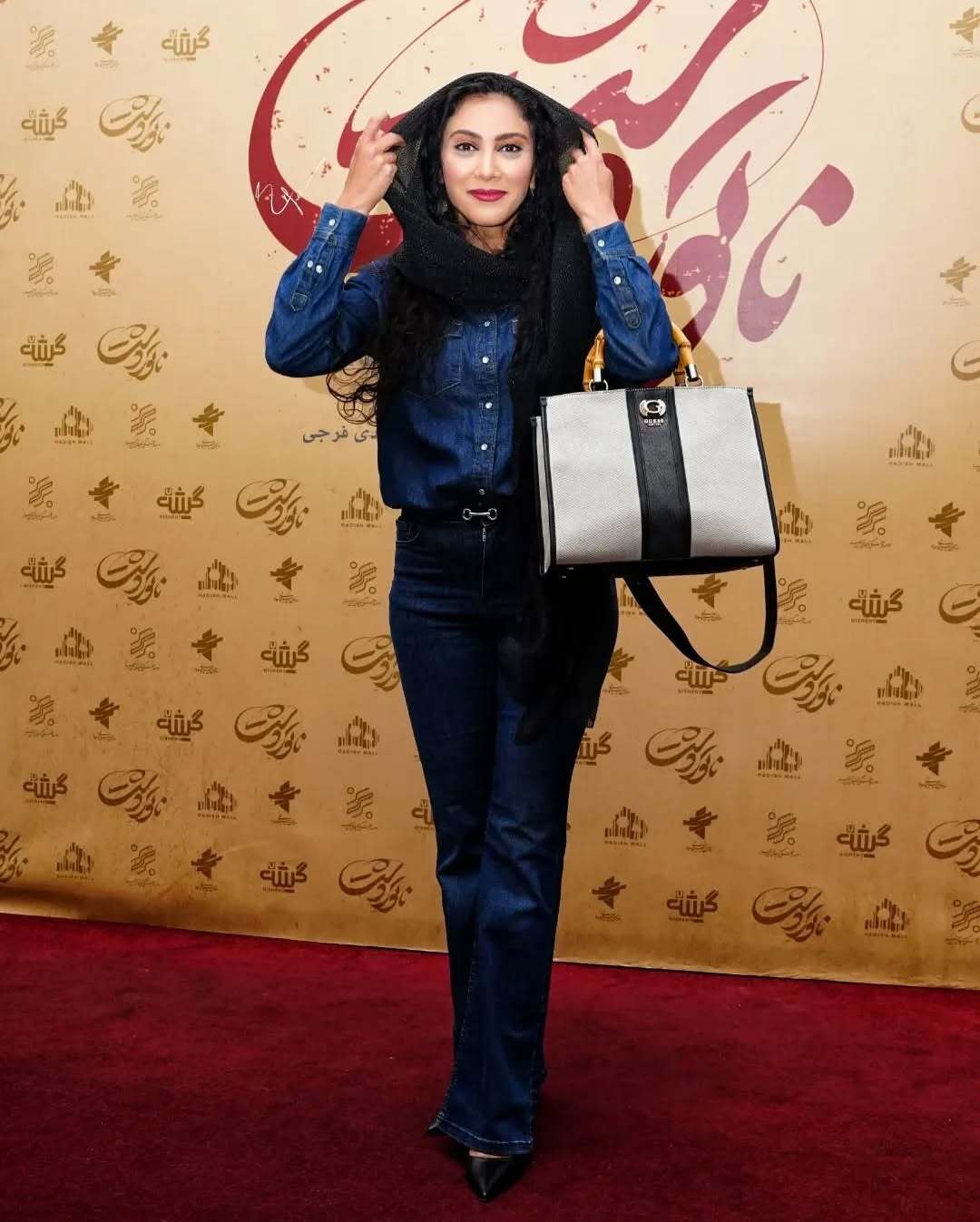 نمایی دیگر از مونا فرجاد در مراسم