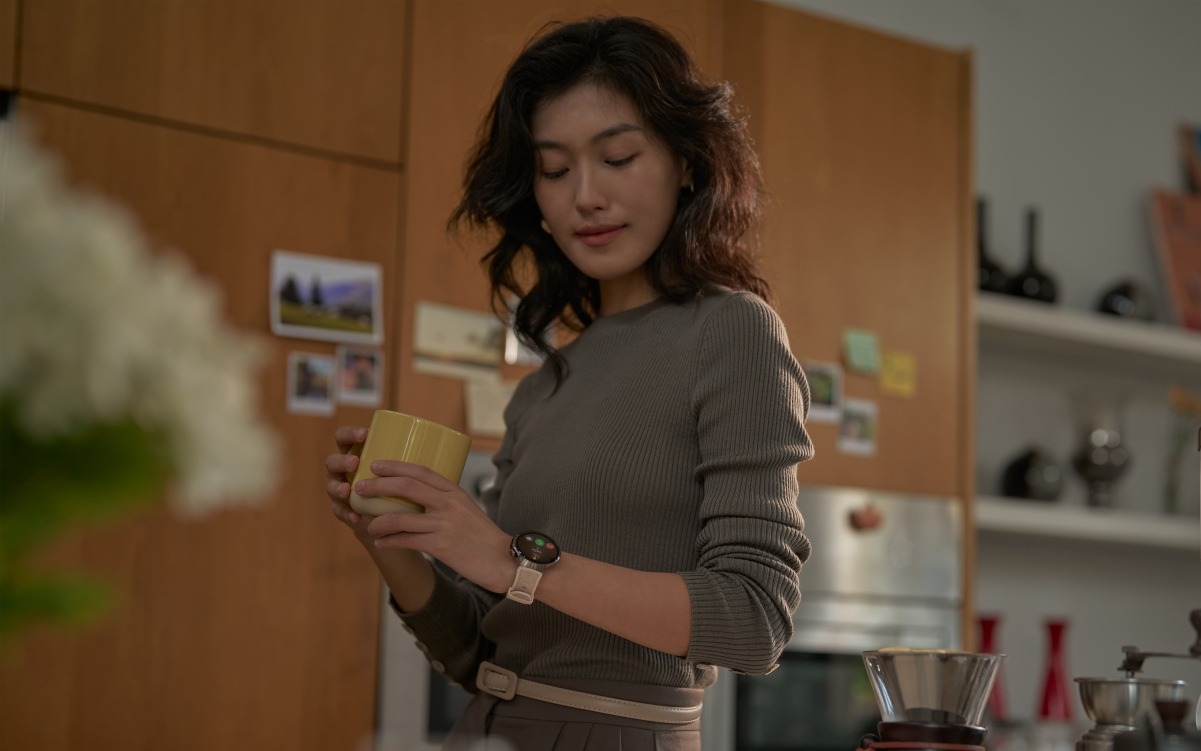 ساعت هوشمند هواوی واچ ۵ رو مچ دست یک زن جوان