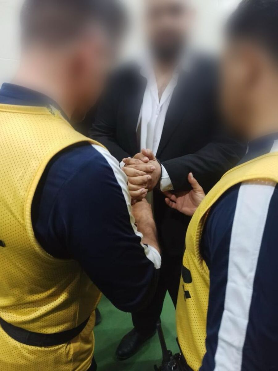 لحظه دستبند زدن به ضارب افشین پیروانی +عکس