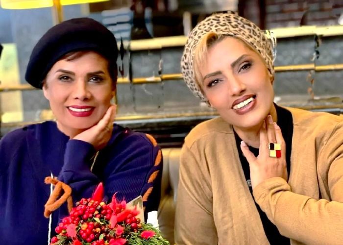 عاطفه رضوی و خواهرش