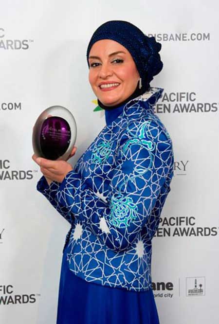 حجاب باورنکردنی “مریلا زارعی” + عکس 20 آذر 1401-13:45261,686 خواندن این مطلب 1 دقیقه زمان میبرد  عکسی دیده نشده از مریلا زارعی بازیگر مطرح ایرانی با چادر منتشر شد البته ساده پوشی بخشی از شخصیت “مریلا زارعی” است او می‌گوید در لباسهای بلند و تیره امنیت و آرامش را احساس می‌کند.  به گزارش وقت صبح به نقل از افکار نیوز؛ سال گذشته نوع پوشش “مریلا زارعی” هنگام دریافت سیمرغ بلورین توجه خیلی‌ها را جلب کرد او به شدت ساده پوشیده بود اما اتفاقا زیبایی کار در همین سادگی بود.