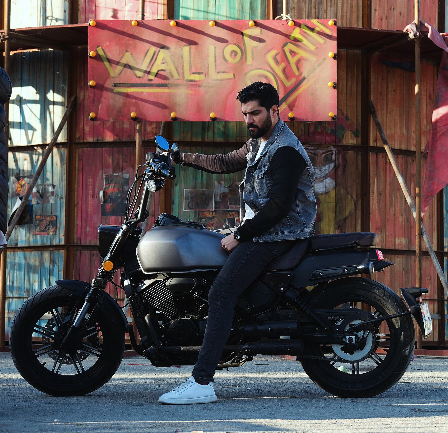 عکس سینا مهراد با موتور شیک