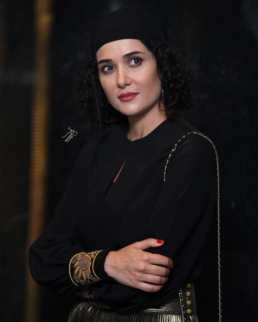 تصویری از استایل پریناز ایزدیار در افتتاحیه فیلم زن و بچه