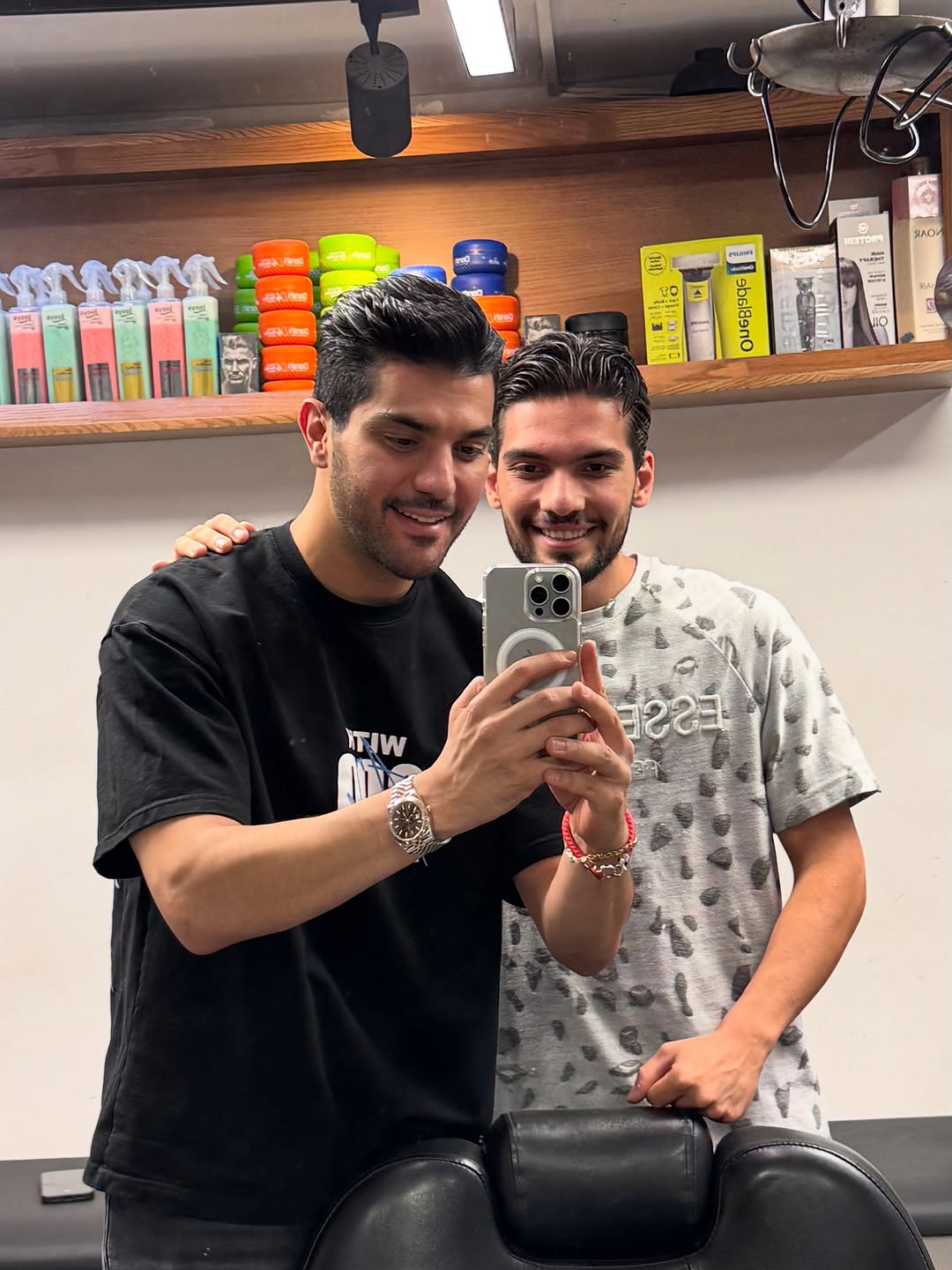 عکس صمیمانه سینا مهراد و آرایشگرش