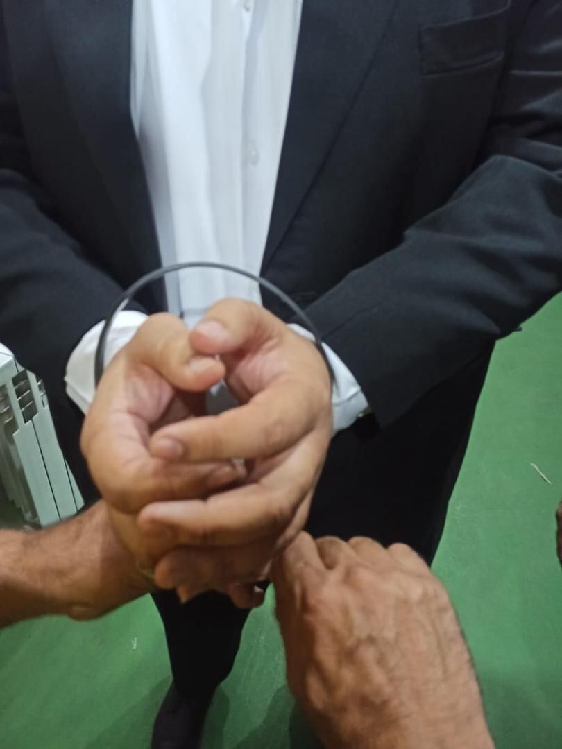 لحظه دستبند زدن به ضارب افشین پیروانی +عکس