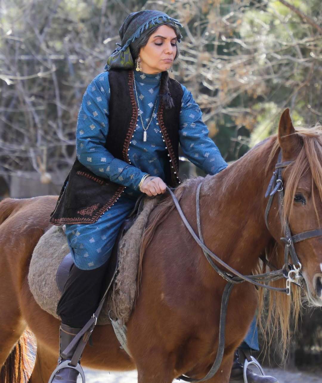 الهام پاوه‌نژاد در حال اسب‌سواری