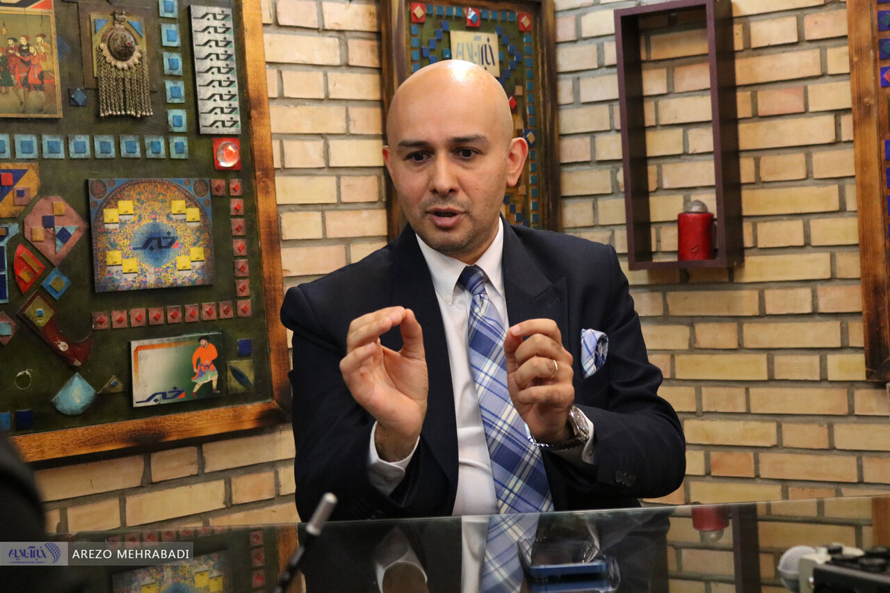 سناریوهای اقتصاد ایران در سال ۱۴۰۲/ مولوی: کسی در ایران دنبال رشد اقتصادی نیست/ اقتصاد ایران با بحران ذیتفعان روبروست