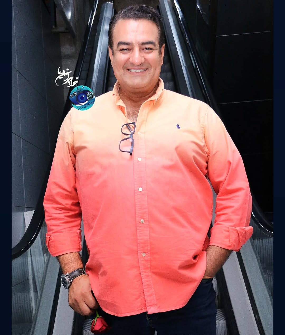 تصویر سام نوری با پیراهن هلویی