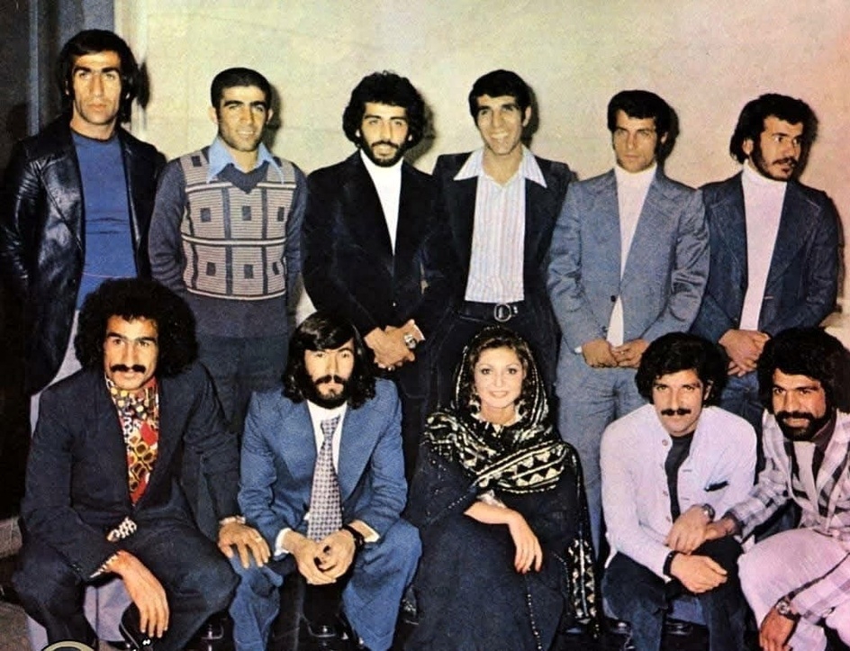 تصویر قدیمی از گوگوش و فوتبالیست‌های ایران