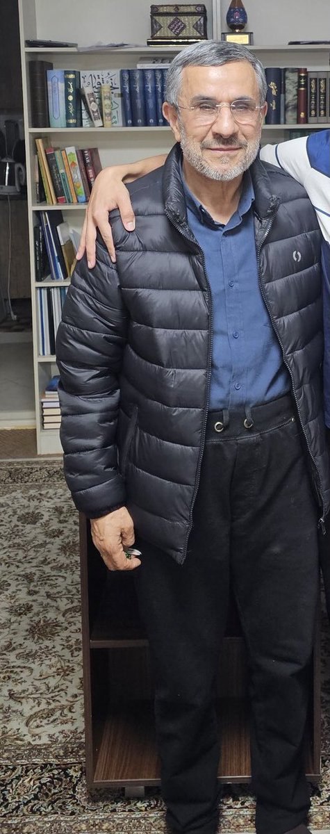 عکس تازه از احمدی‌نژاد با یک تیپ متفاوت