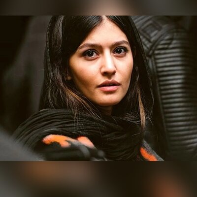 استایل متفاوت پردیس احمدیه با مانتوی لی و شلوار زاپ دار