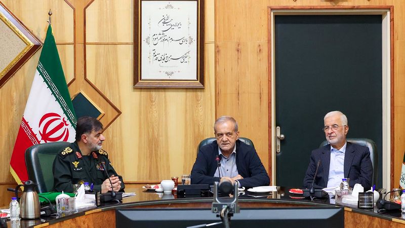 دیدار دکتر مسعود پزشکیان با فرماندهان فراجا و بازدید از ستاد فرماندهی انتظامی در سه شنبه 15 مهر 1404