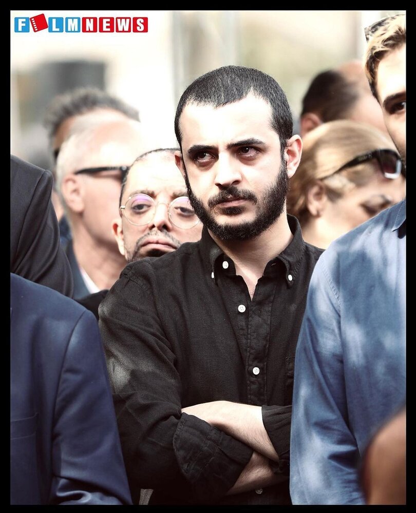 ژست فیلم فارسی‌گونه علی شادمان با سیگاری روی لب