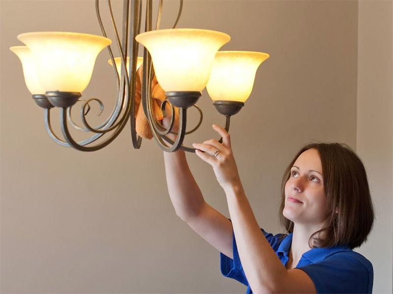 چگونه لوستر برنجی را تمیز کنیم