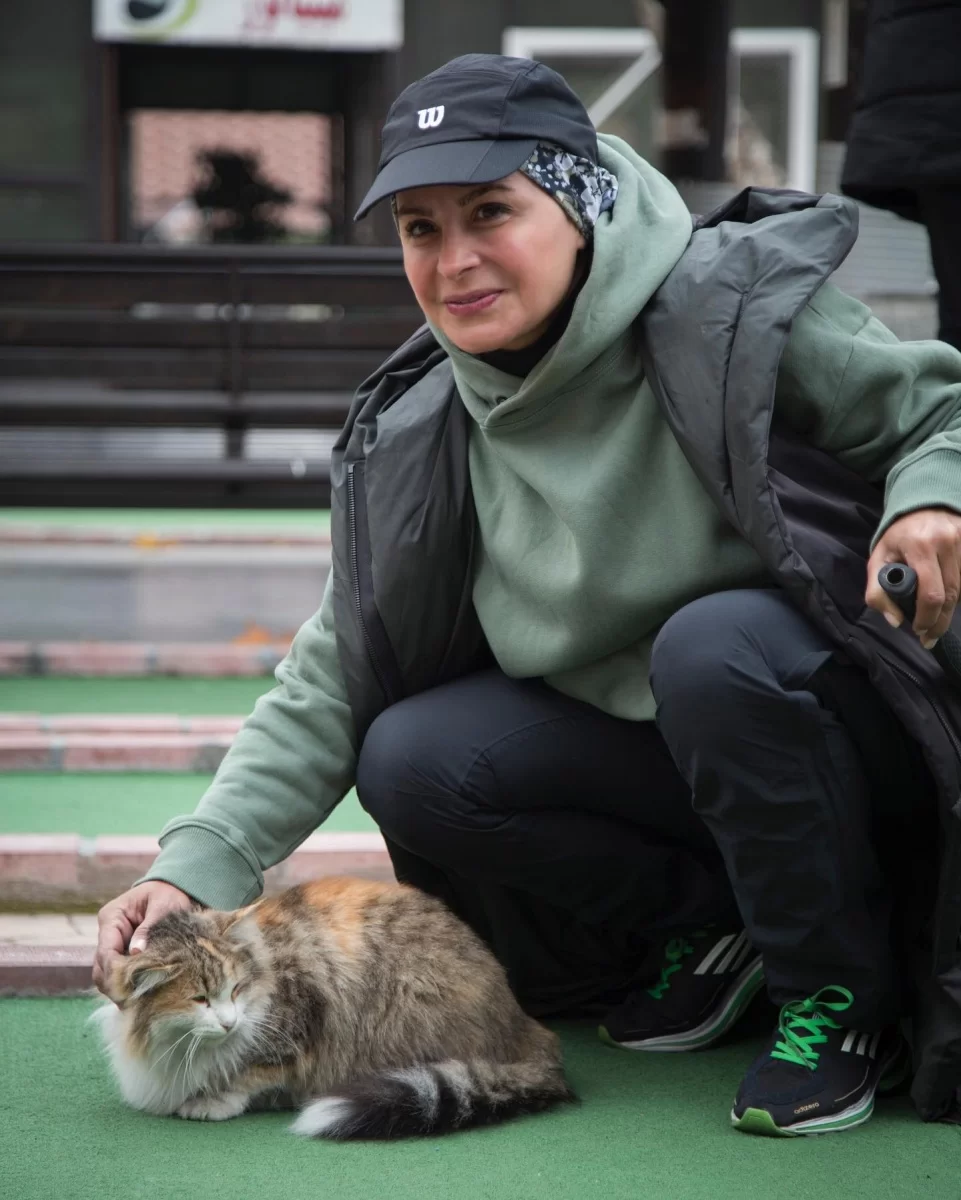 سیما تیرانداز بازیگر مطرح و سرشناس ایرانی در اینستاگرامش تصویری جالب را از خود با تیپی متفاوت و تینیجری به اشتراک گذاشت.