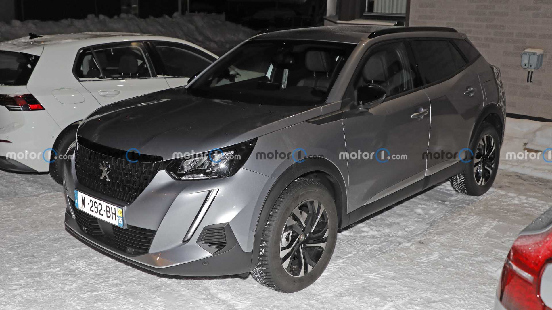 2024-peugeot-2008-facelift-spy-photo (1)