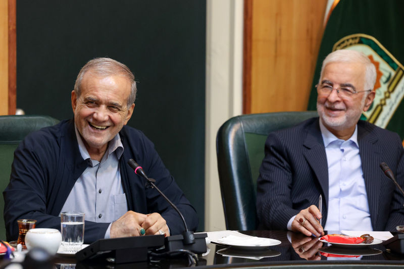 دیدار دکتر مسعود پزشکیان با فرماندهان فراجا و بازدید از ستاد فرماندهی انتظامی در سه شنبه 15 مهر 1404