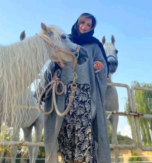 نازنین بیاتی در باشگاه اسب سواری