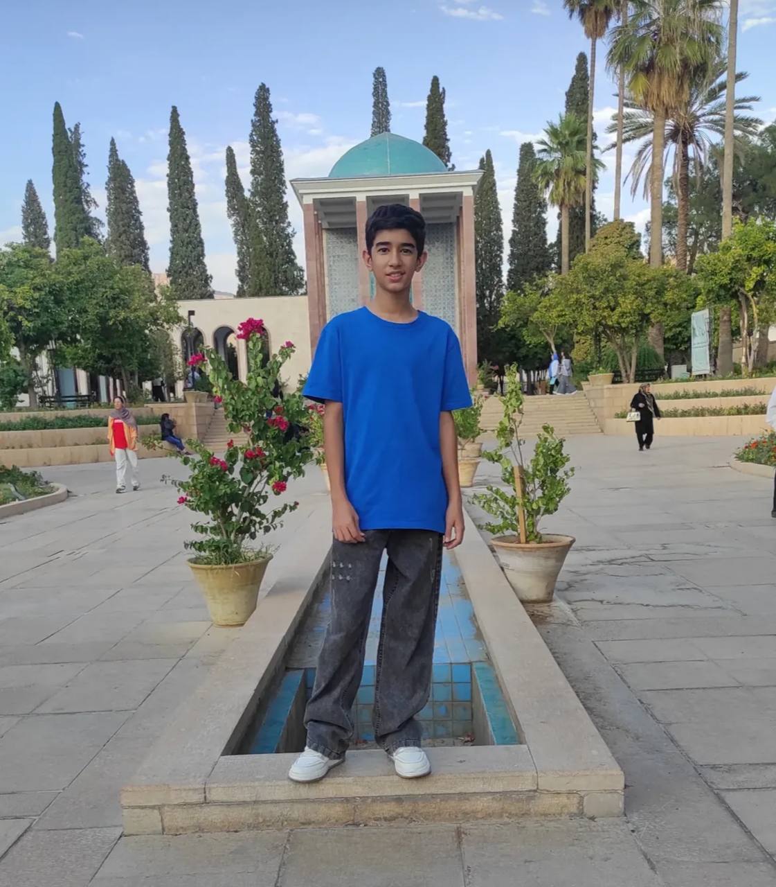 عکس دانیال فرجی در آرامگاه سعدی