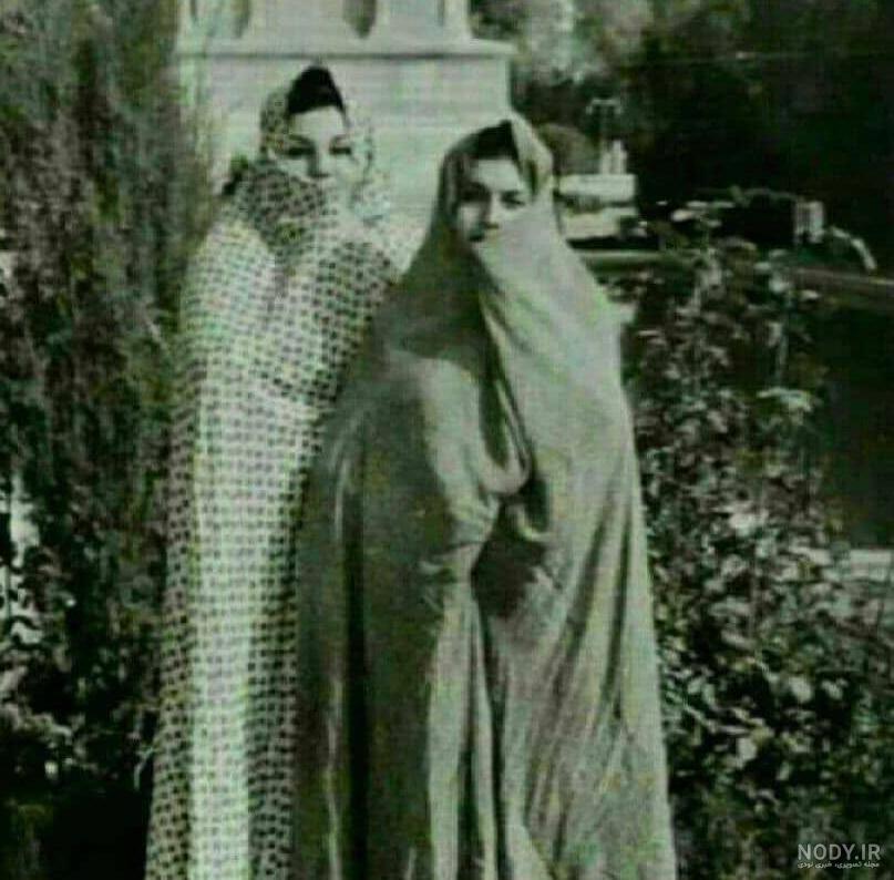 عکسی جالب و دیده نشده از هایده و مهستی دو خواننده معروف قبل انقلاب با چادر در آرامگاه فردوسی منتشر شد.