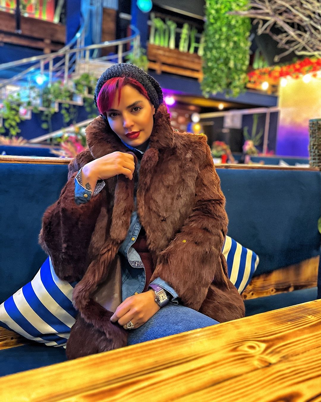 تیپ خاص بازیگر سریال آوای باران در یک رستوران