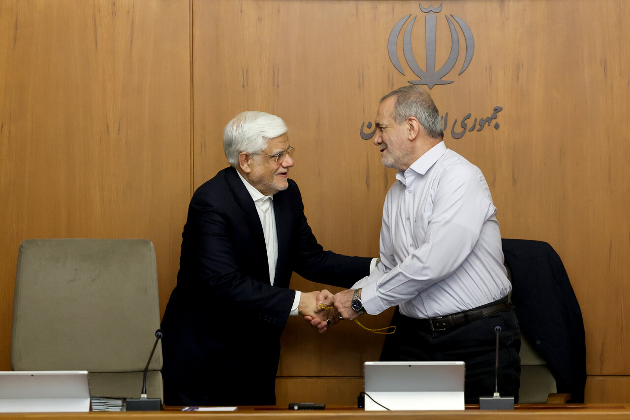 اهمیت مدیریت اختلافات درون دولت توسط پزشکیان/ ماجرای استعفای عارف، نمدی برای کلاه رقبای انتخاباتی پزشکیان میشود؟