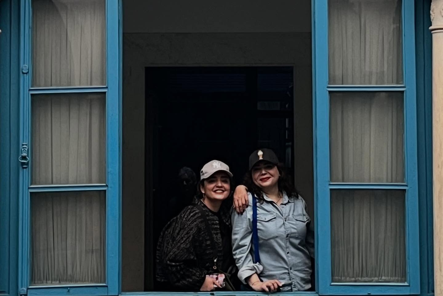 نرگس محمدی و همسرش علی اوجی در کنار الیکا عبدالرزاقی و نوشین اعتماد در سیدی بوسعید، یک منطقهٔ مسکونی در تونس