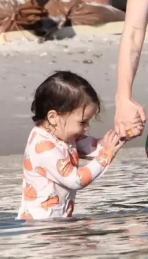 دختر هازال کایا کنار دریا