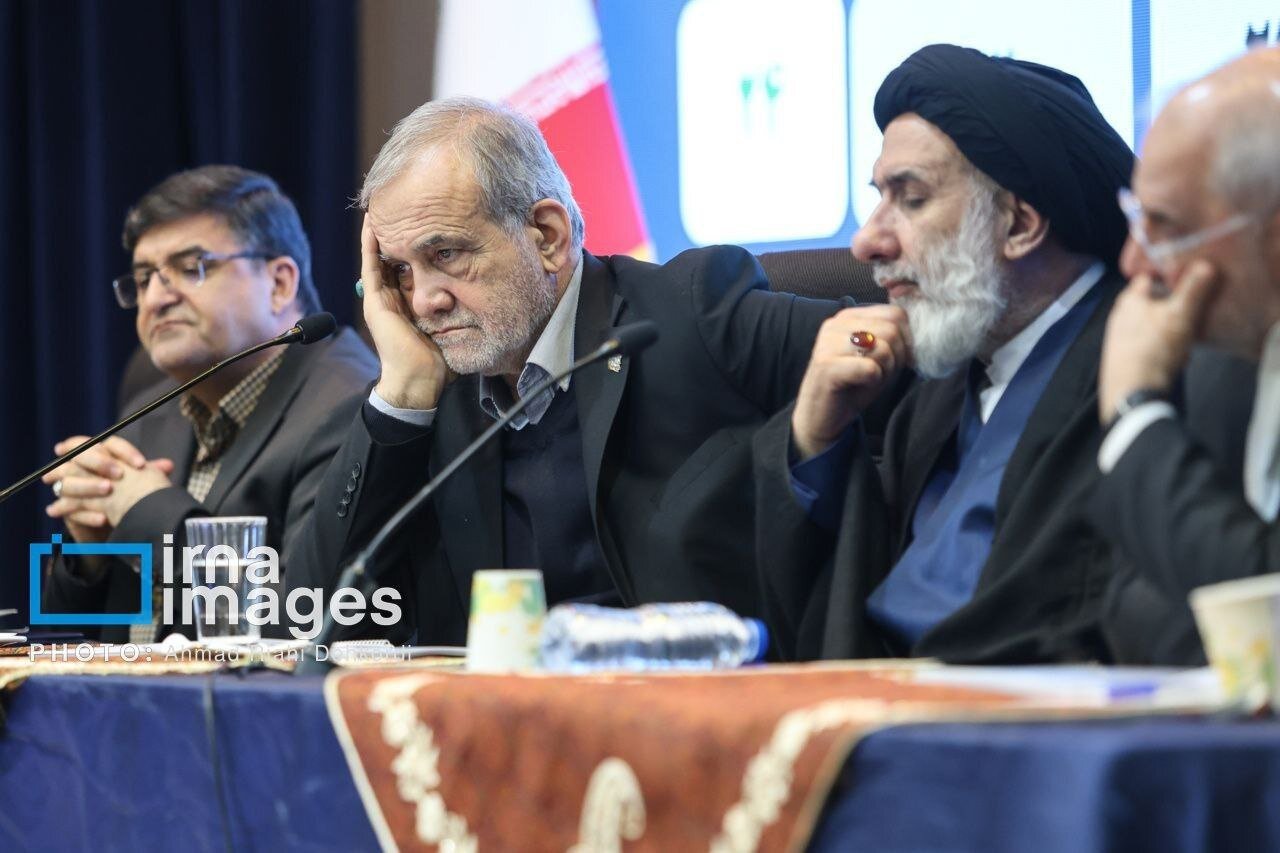 زبان بدن رئیس‌جمهور خبرساز شد+ تصاویر