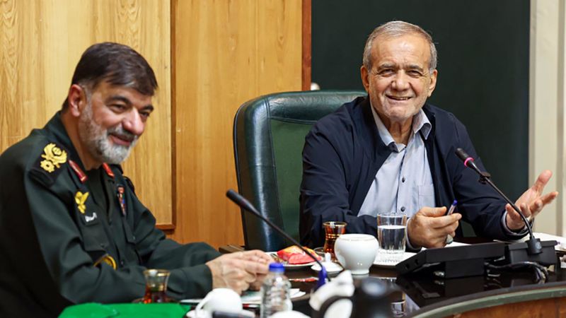 دیدار دکتر مسعود پزشکیان با فرماندهان فراجا و بازدید از ستاد فرماندهی انتظامی در سه شنبه 15 مهر 1404