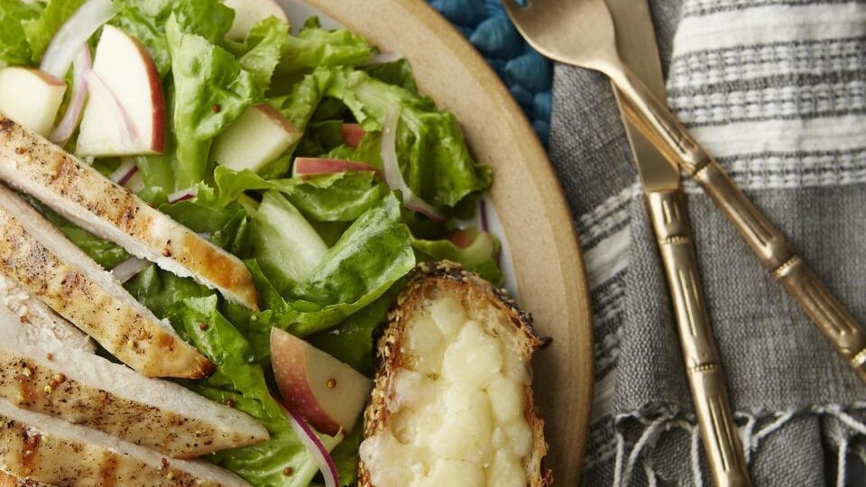 سالاد مرغ کبابی و سیب با نان تست چدار