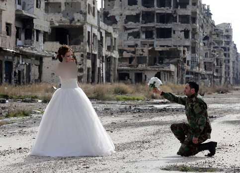 عروسی در خرابه جنگ