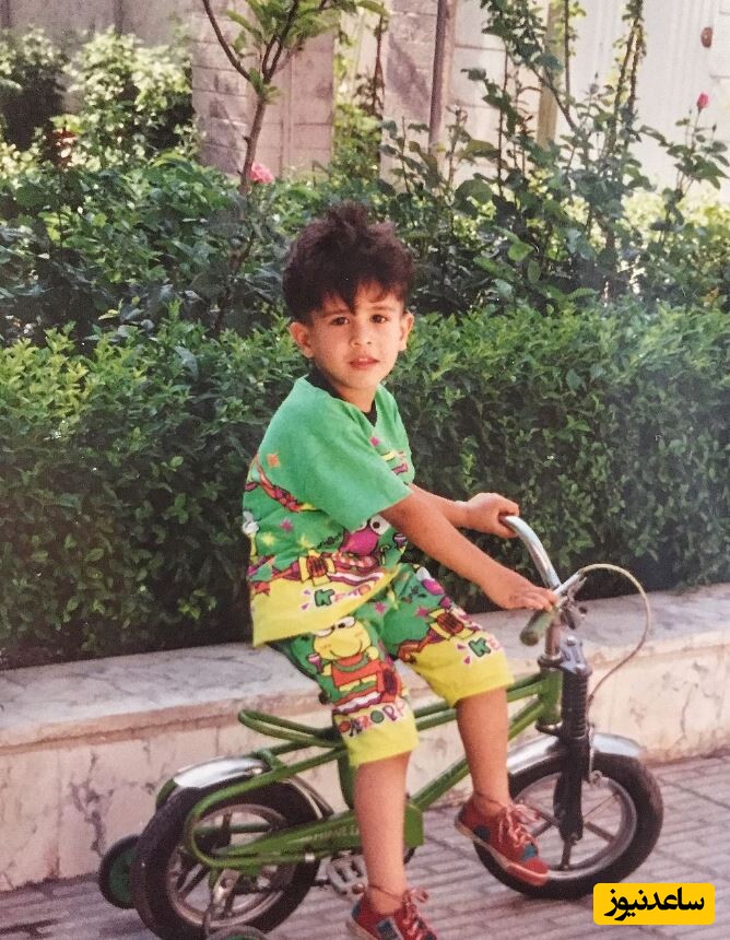 تصویر مهرداد صدیقیان با دوچرخه کودکانه