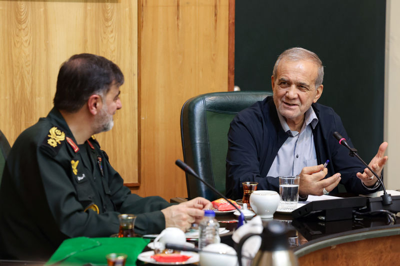 دیدار دکتر مسعود پزشکیان با فرماندهان فراجا و بازدید از ستاد فرماندهی انتظامی در سه شنبه 15 مهر 1404