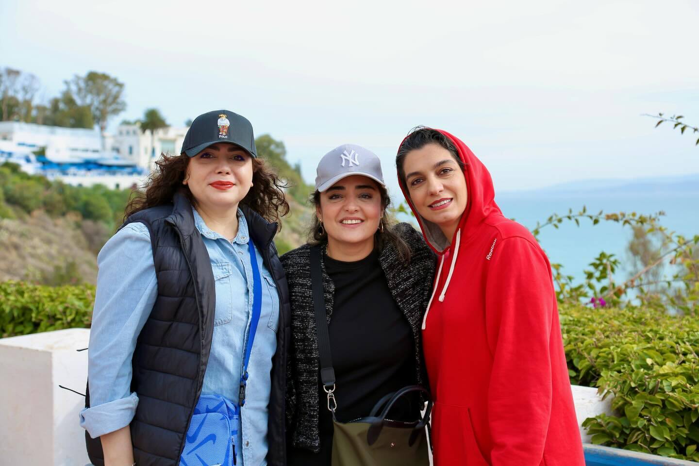 نرگس محمدی و همسرش علی اوجی در کنار الیکا عبدالرزاقی و نوشین اعتماد در سیدی بوسعید، یک منطقهٔ مسکونی در تونس