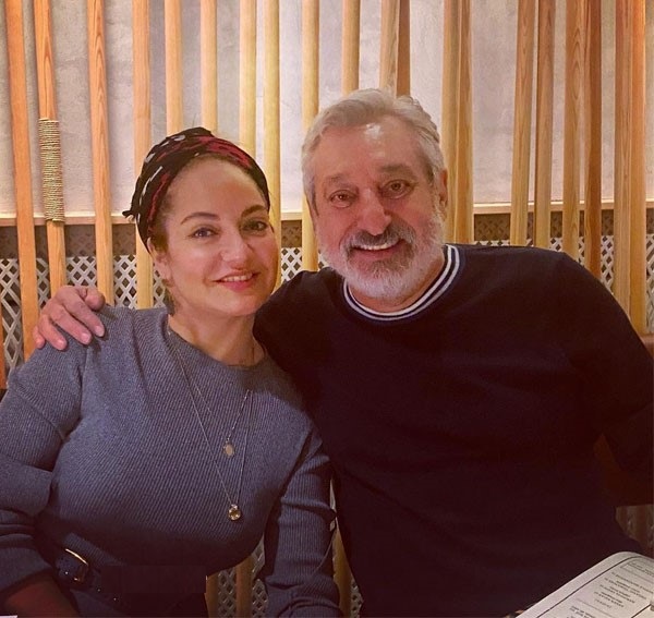 یک عکس جنجالی از مهناز افشار و ابی در حالتی بسیار صمیمی که اصلا مورد پسند نیست در فضای مجازی منتشر شد.
