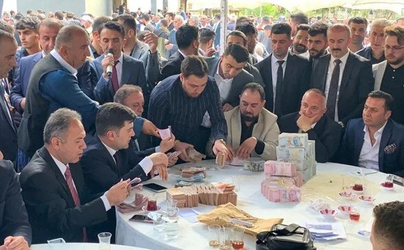 عکس/ دختری که با 15 کیلو طلا عروس ترک‌ها شد!