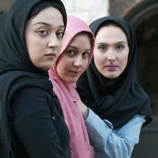 عکس قدیمی از زهره فکورصبور و زهرا امیرابراهیمی منتشر شد که چره زهرا امیر ابراهیمی در این عکس چهره ای بسیار متفاوت دارد.