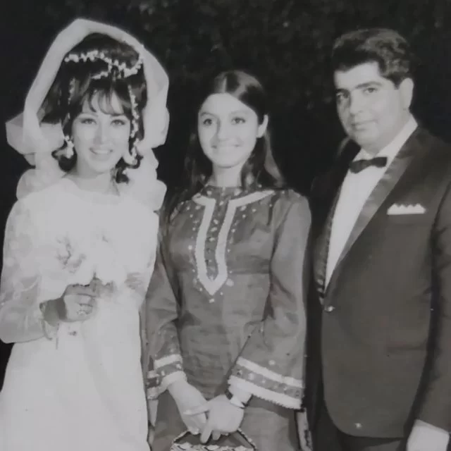 رزیتا غفاری بازیگر مطرح و سرشناس اریانی در اینستاگرامش عکسی جالب را از عروسی پدر مادرش منتشر شد که گوگوش هم حضور دارد.