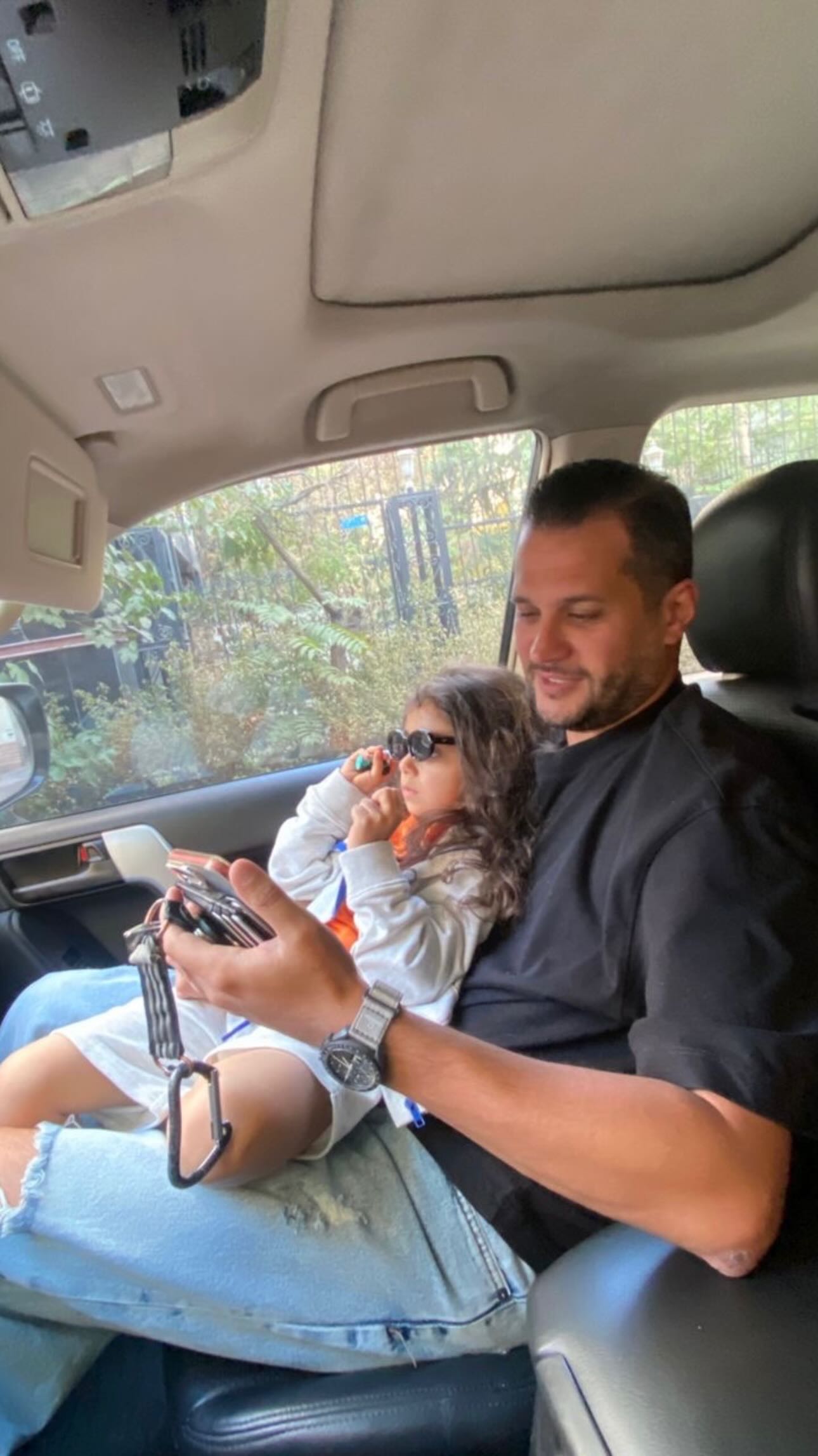 سیاوش خیرابی در کنار دختر بچه